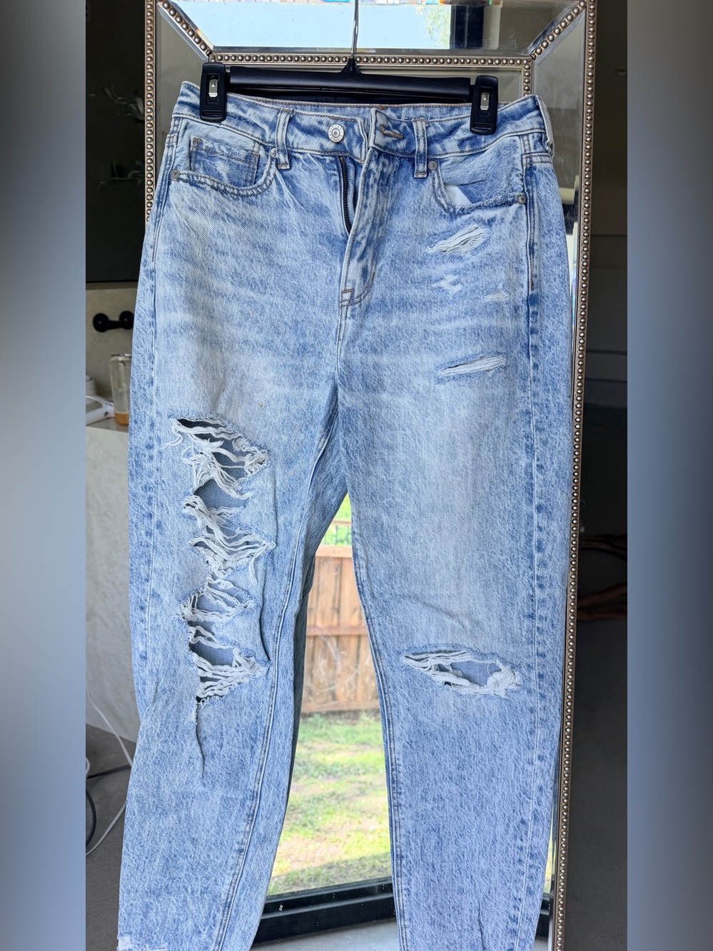 American Eagle sz 4 Light Wash Distressed Women’s Jeans Casual High-Rise Ankle